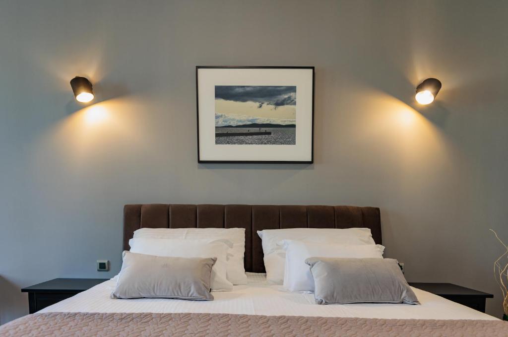 Posteľ alebo postele v izbe v ubytovaní Sunset Bridge Apartment