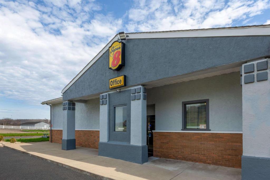 um restaurante de fast food com uma placa ao lado em Super 8 by Wyndham Newcomerstown em Newcomerstown