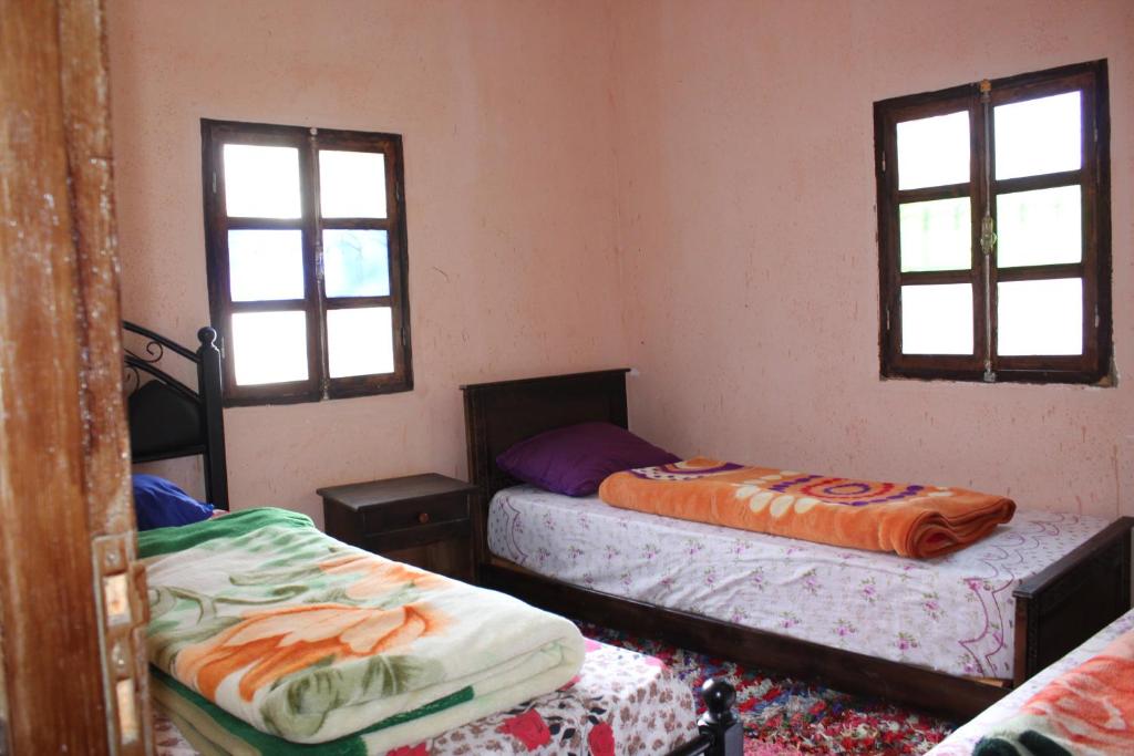 Auberge Toubkal Amsouzart Aitst Idar - Economia Tripla Camera Con Bagno In Comune