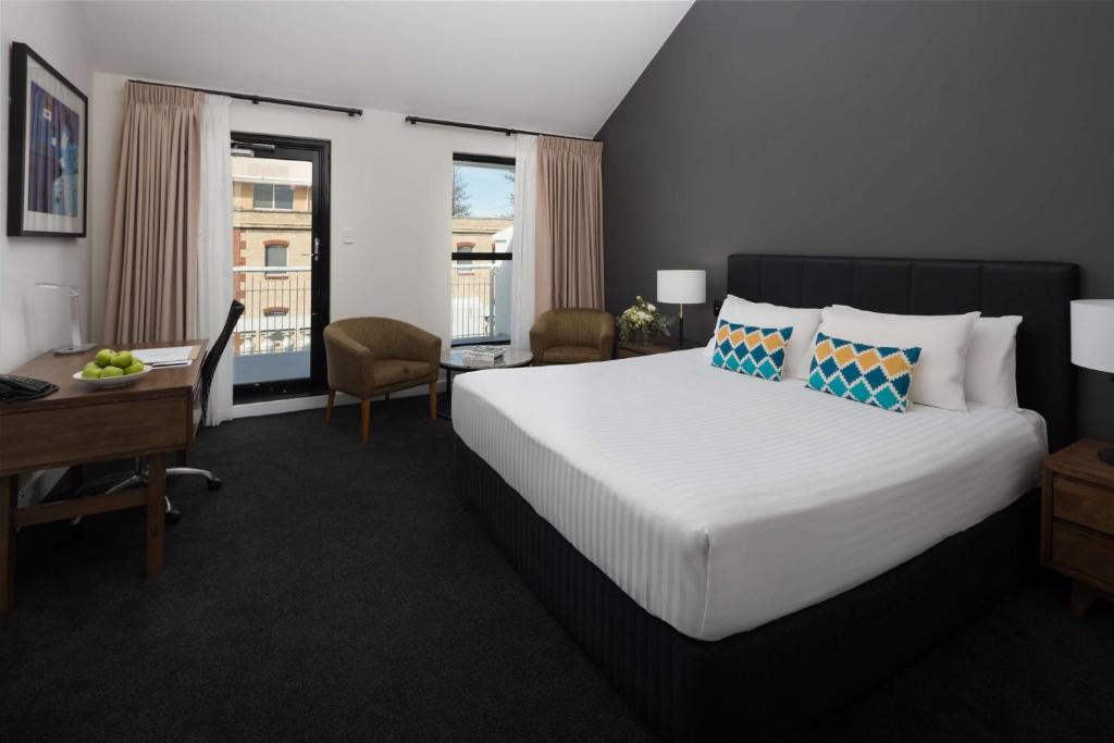 Rúm í herbergi á Esplanade Hotel Fremantle - by Rydges