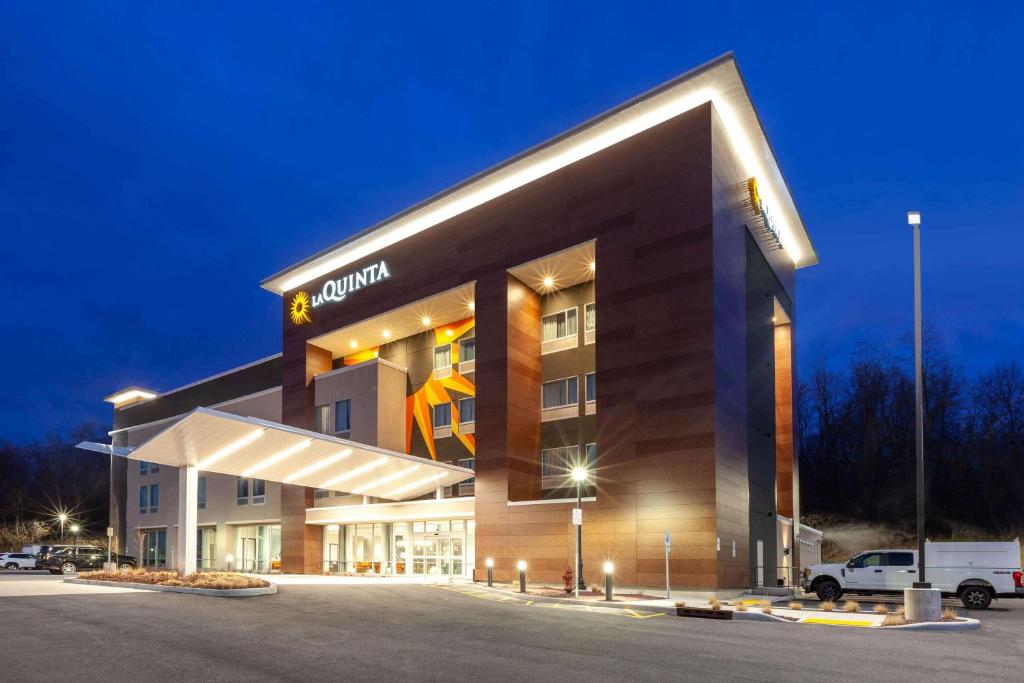 a building with a sign on the side of it at La Quinta Inn & Suites by Wyndham Middletown in Middletown