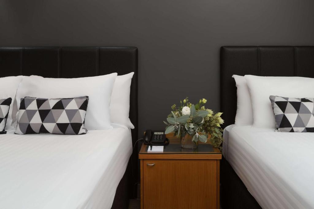Rúm í herbergi á Esplanade Hotel Fremantle - by Rydges