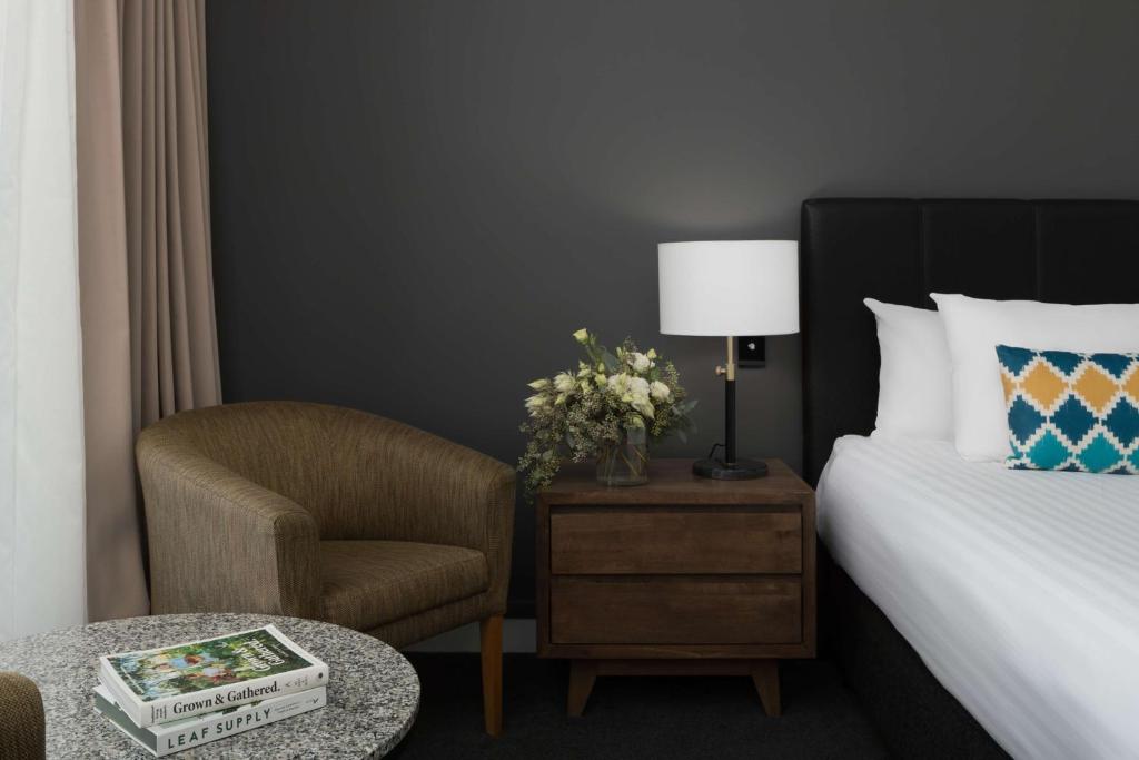 Rúm í herbergi á Esplanade Hotel Fremantle - by Rydges