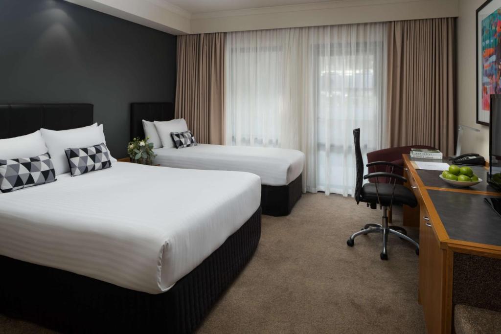 Rúm í herbergi á Esplanade Hotel Fremantle - by Rydges