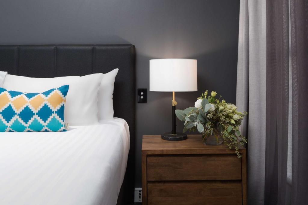 Rúm í herbergi á Esplanade Hotel Fremantle - by Rydges