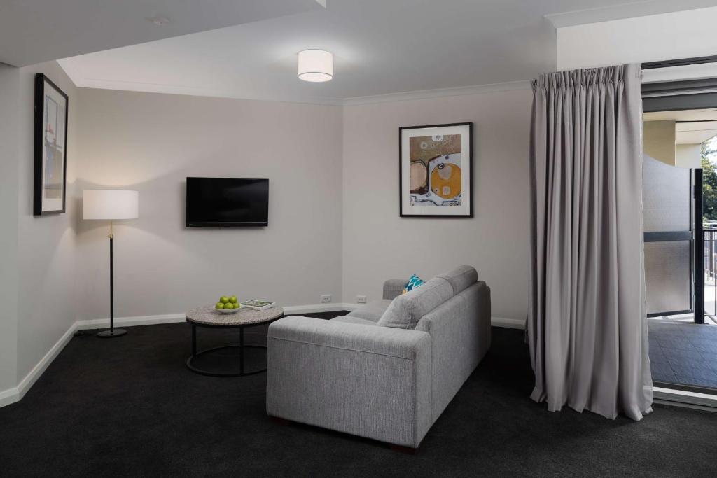Sjónvarps- og/eða afþreyingartæki á Esplanade Hotel Fremantle - by Rydges