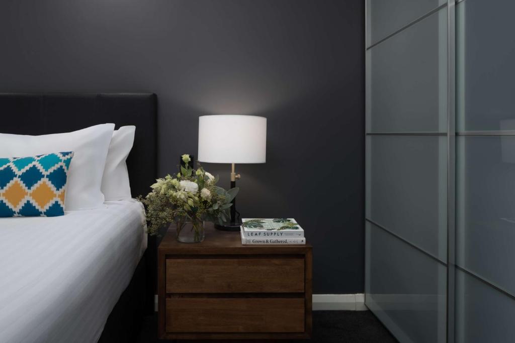 Rúm í herbergi á Esplanade Hotel Fremantle - by Rydges