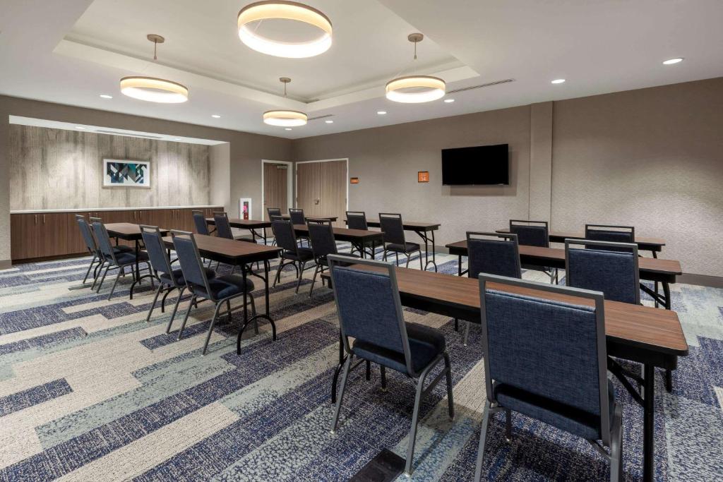 TV a/nebo společenská místnost v ubytování La Quinta Inn & Suites by Wyndham Middletown-Goshen