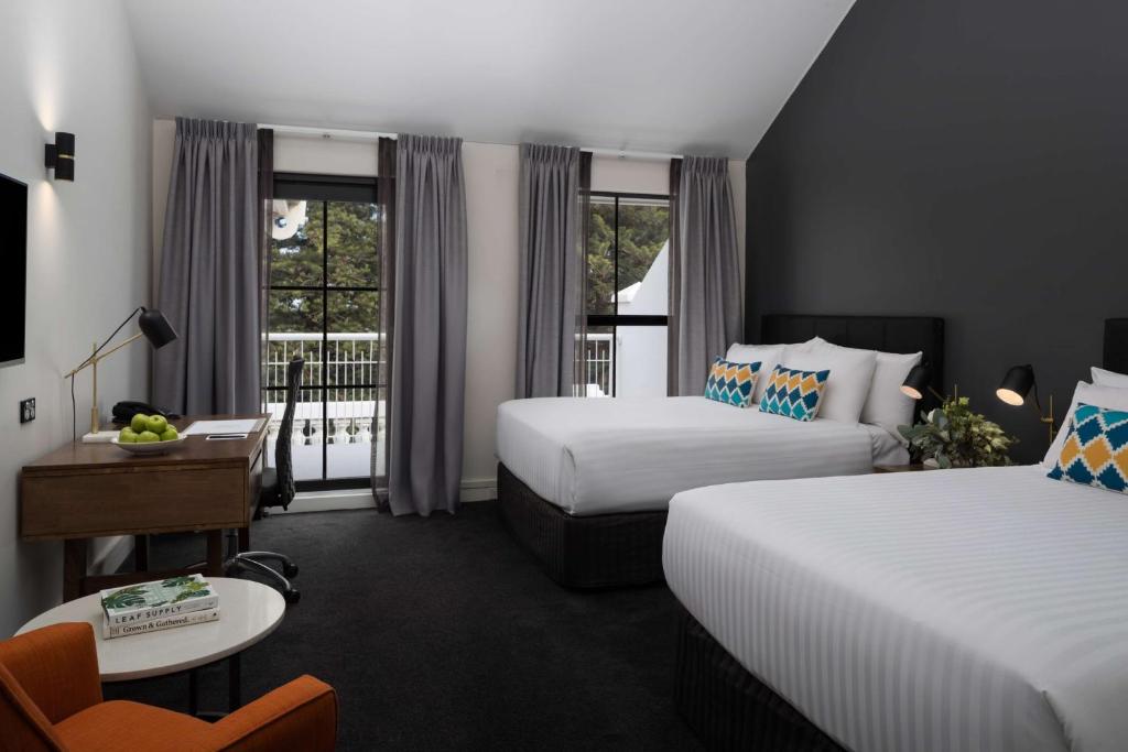 Rúm í herbergi á Esplanade Hotel Fremantle - by Rydges