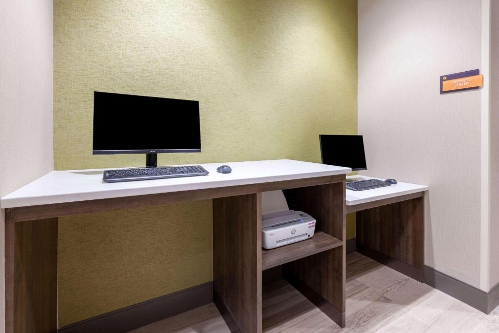 TV a/nebo společenská místnost v ubytování La Quinta Inn & Suites by Wyndham Middletown-Goshen