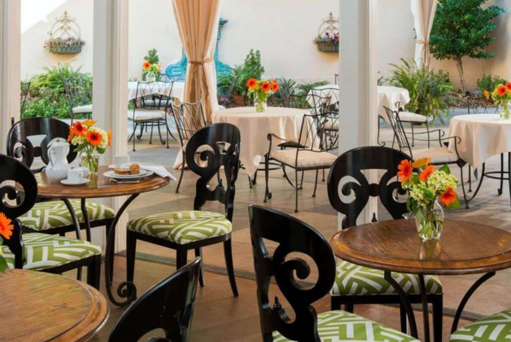 Restaurace v ubytování JH Adams Inn, Trademark Collection by Wyndham
