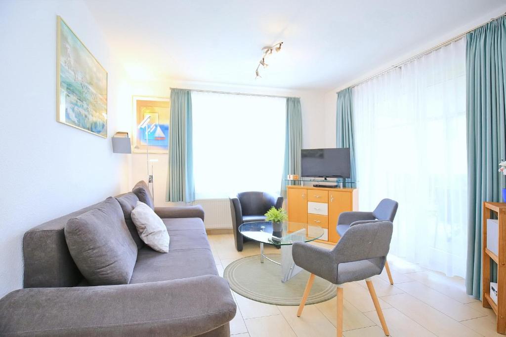 sala de estar con sofá y mesa en Dünenblick Wohnung 38, en Boltenhagen