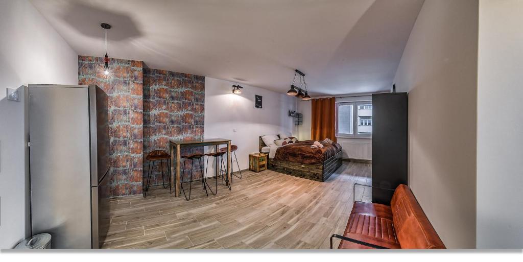 Il comprend un salon avec un réfrigérateur et une chambre. dans l'établissement Duna Aréna Boutique Apartment, à Budapest