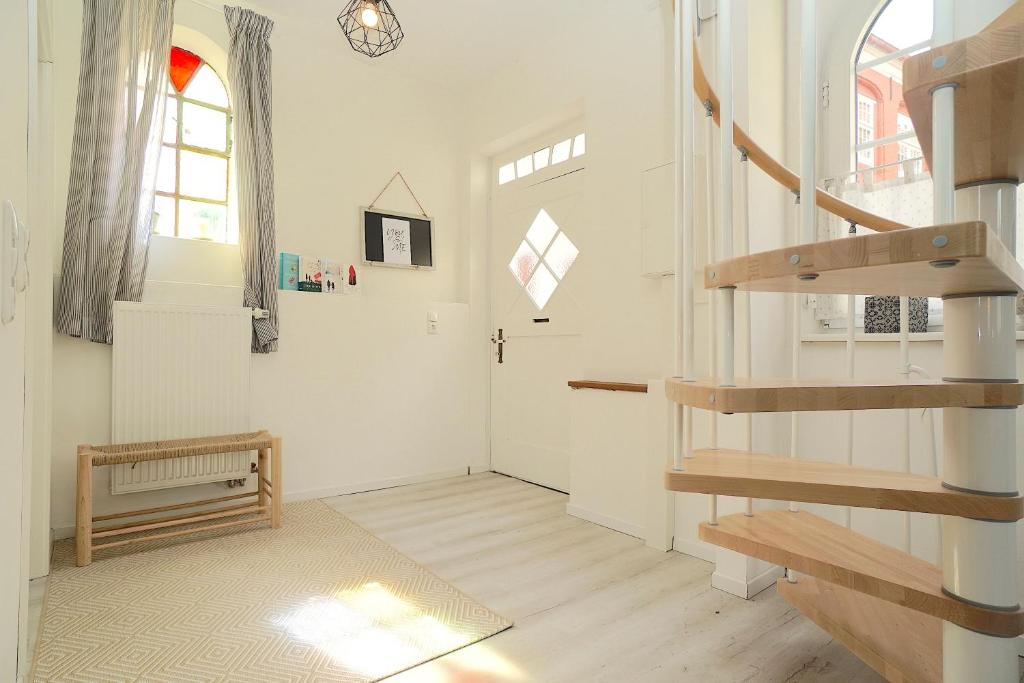 a living room with a staircase and a window at Tischlerhaus - Ferienhaus am Schleswiger Dom in Schleswig