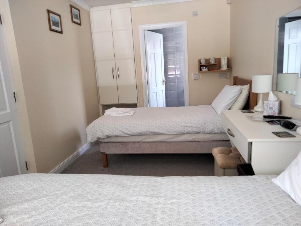 Postel nebo postele na pokoji v ubytování Larkfield House B&B, Ballycasheen Kerry V93 WD51