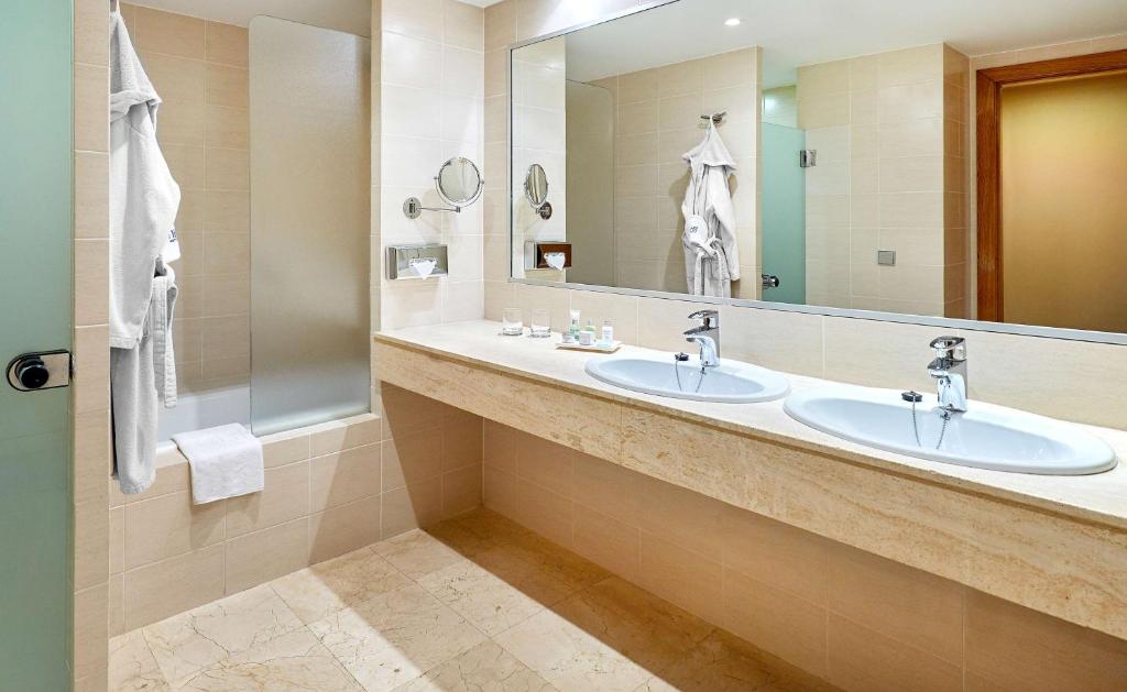 Un baño de NH Ciudad de Valencia