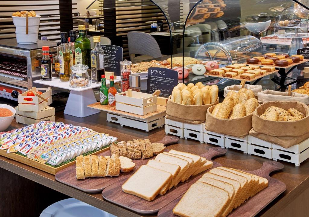 Comida en o cerca de este hotel