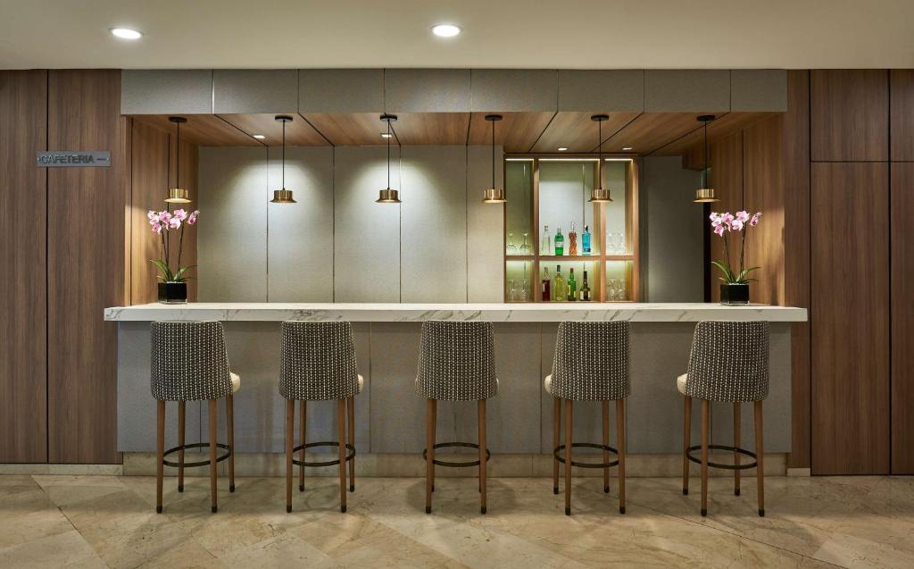 El salón o zona de bar de NH Ciudad de Valencia