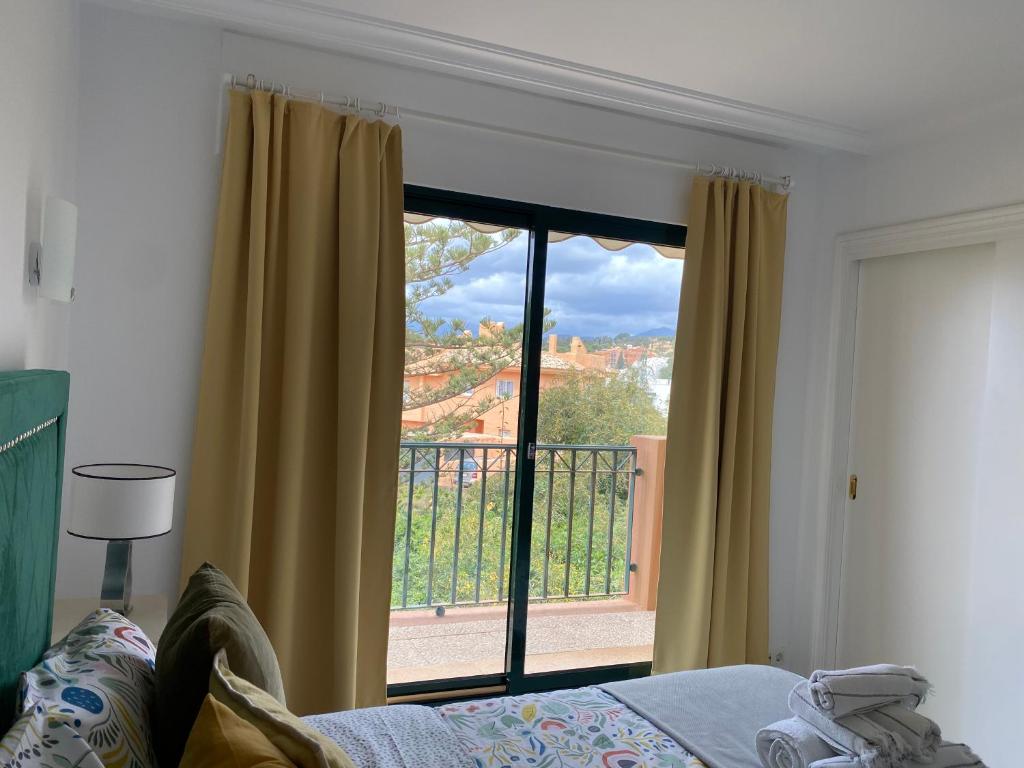 Posteľ alebo postele v izbe v ubytovaní Marbella Cabopino golf and beach only Adults