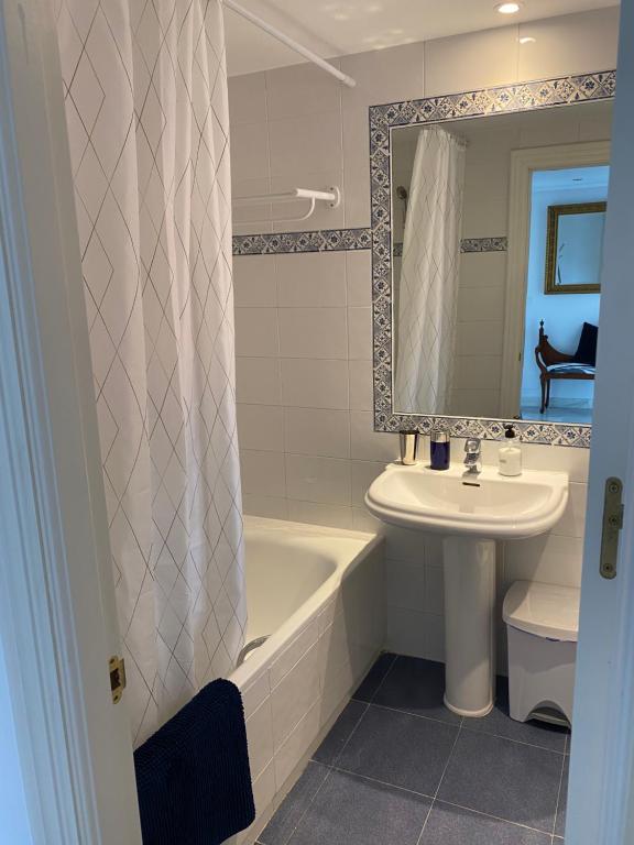 Kúpeľňa v ubytovaní Marbella Cabopino golf and beach only Adults