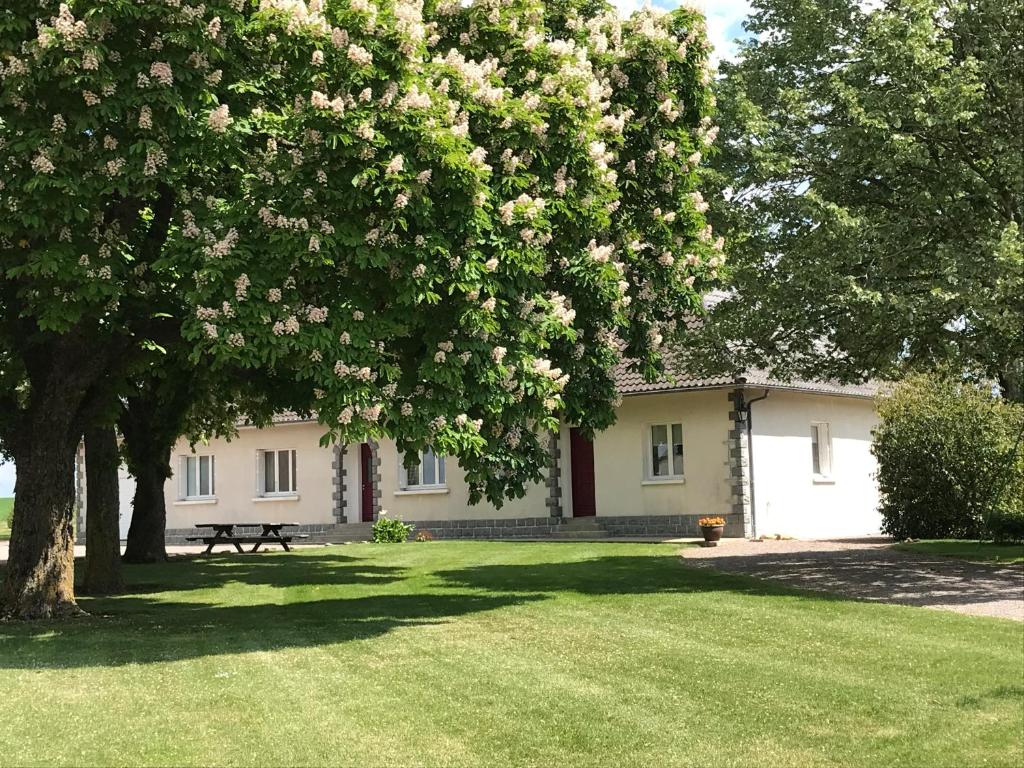 a house with a picnic table and a tree at Chambre d'hôtes à la campagne in Coings