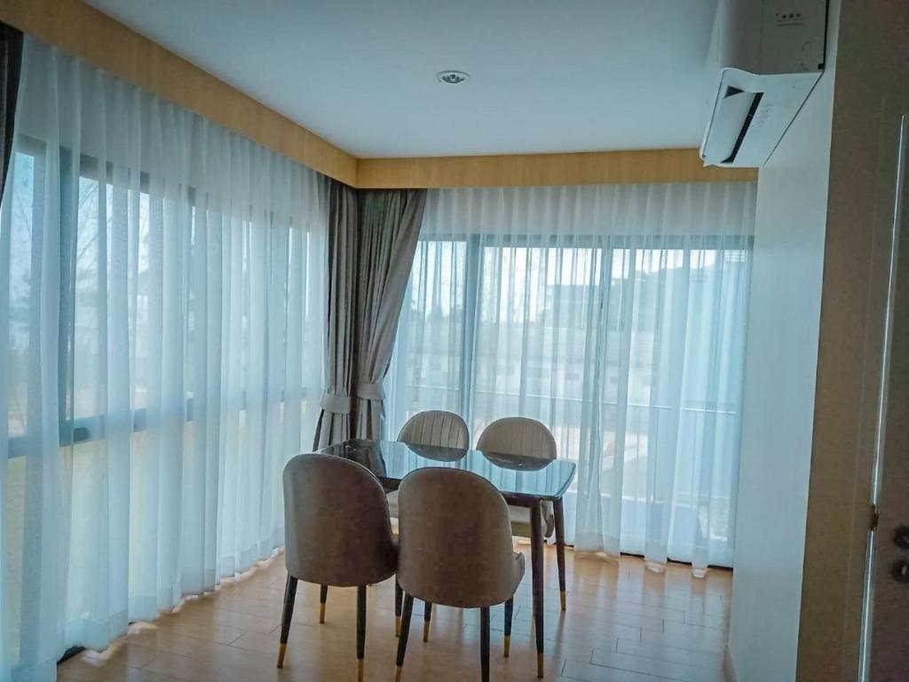 Posezení v ubytování HATCHAO HERITAGE BEACH FRONT RESORT