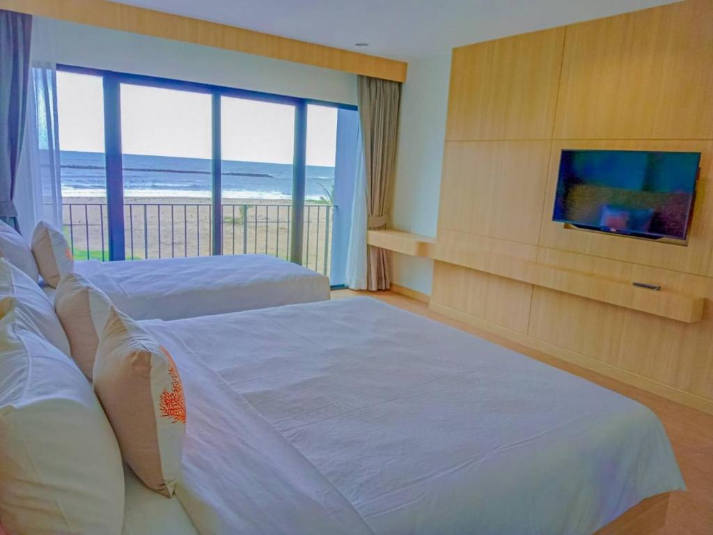 Postel nebo postele na pokoji v ubytování HATCHAO HERITAGE BEACH FRONT RESORT