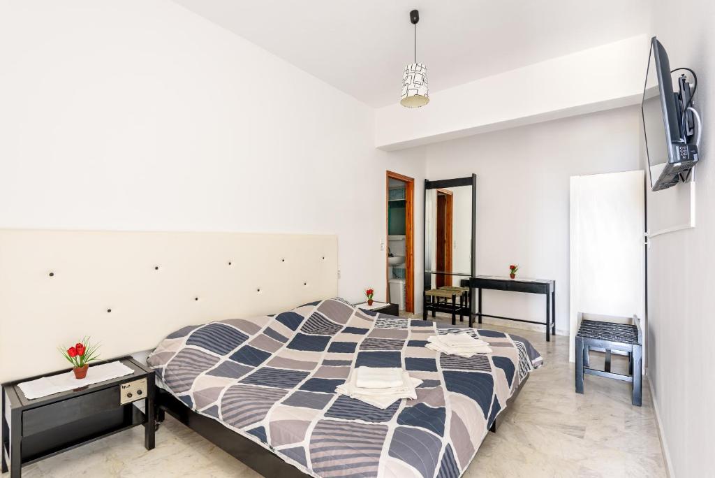 una camera con un grande letto e una scrivania di Angela Apartments new listing a Marathi