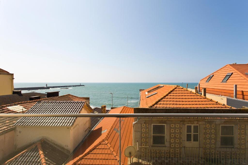 uma vista para o oceano a partir dos telhados dos edifícios em Ocean Scene 2 bed Apt no Porto