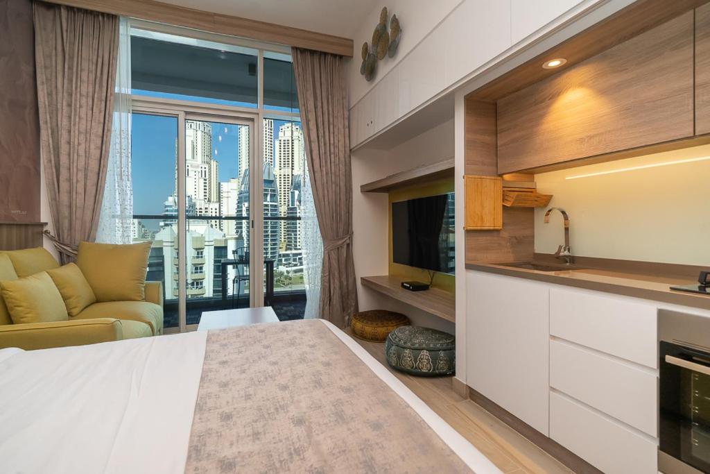 Postel nebo postele na pokoji v ubytování HiGuests - Designer Studio in Dubai Marina With Amazing Views