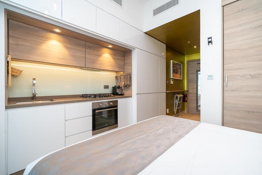 Kuchyň nebo kuchyňský kout v ubytování HiGuests - Designer Studio in Dubai Marina With Amazing Views