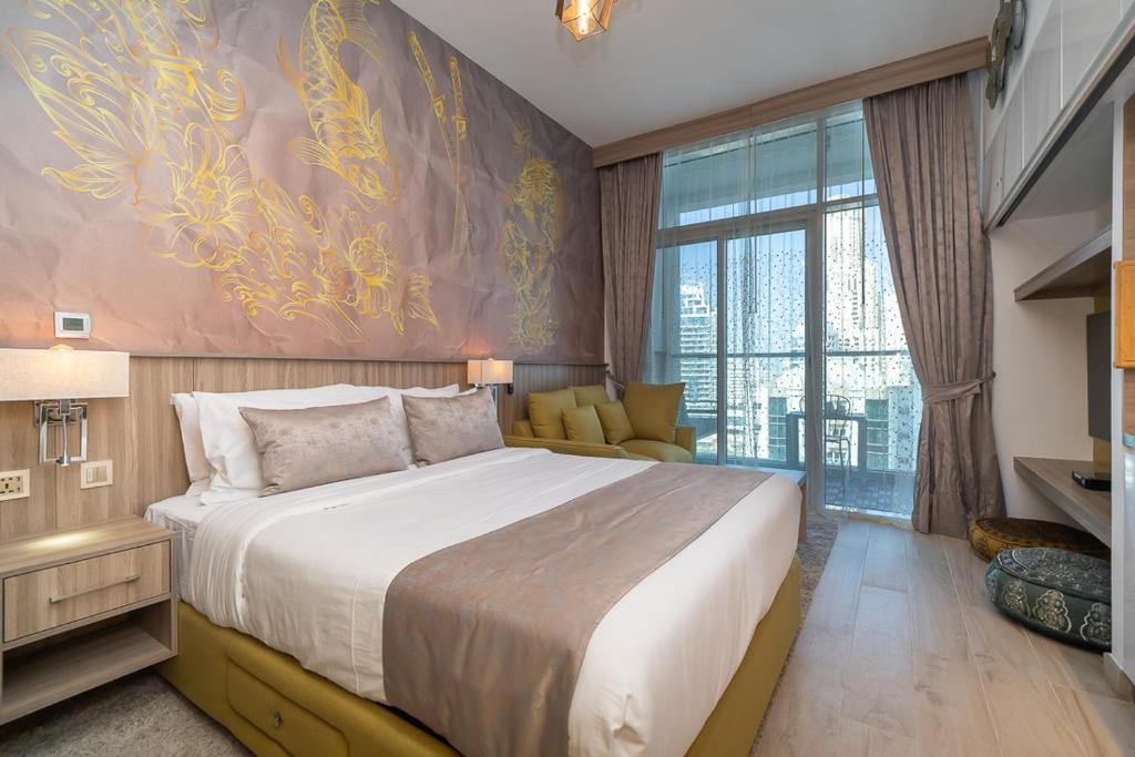 Postel nebo postele na pokoji v ubytování HiGuests - Designer Studio in Dubai Marina With Amazing Views