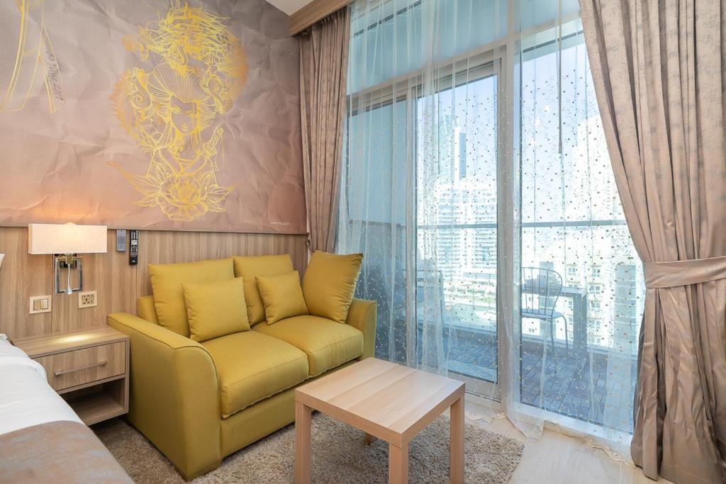 Posezení v ubytování HiGuests - Designer Studio in Dubai Marina With Amazing Views