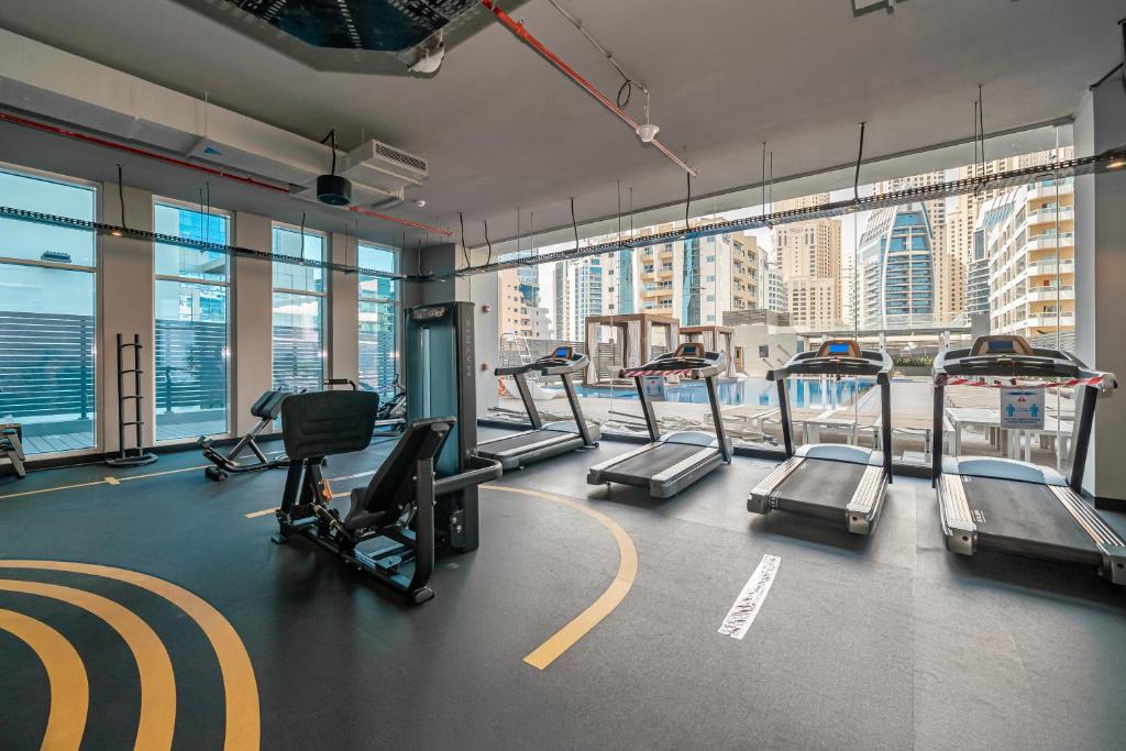 Fitness centrum a/nebo fitness zařízení v ubytování HiGuests - Designer Studio in Dubai Marina With Amazing Views