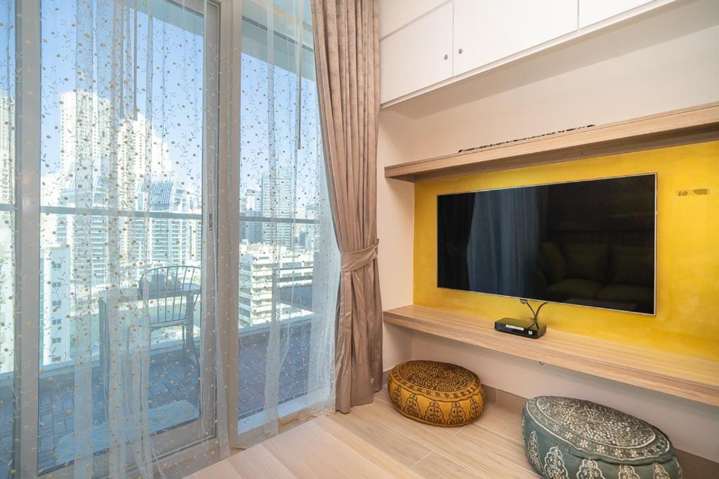 TV a/nebo společenská místnost v ubytování HiGuests - Designer Studio in Dubai Marina With Amazing Views