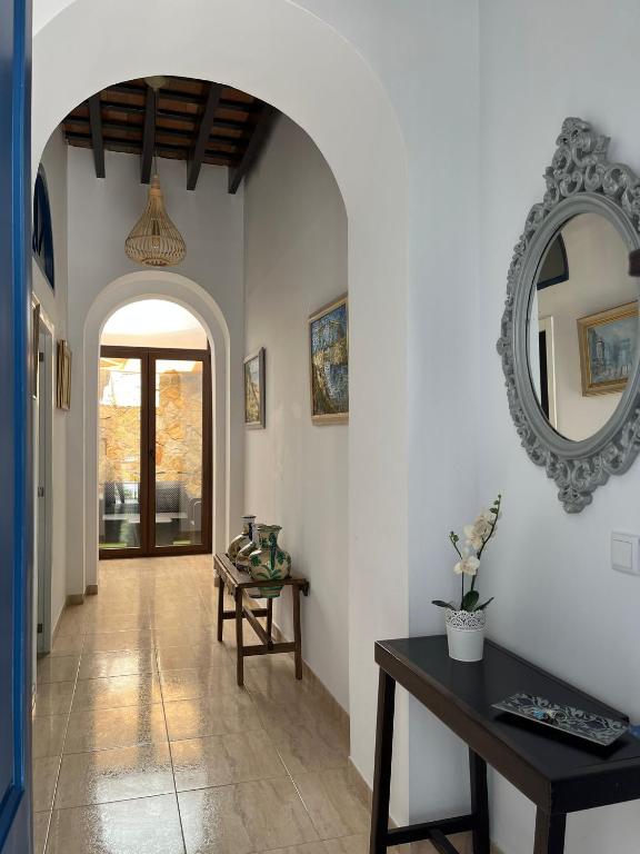 przedpokój ze stołem i lustrem na ścianie w obiekcie Casa Ribera Centro w mieście Ayamonte