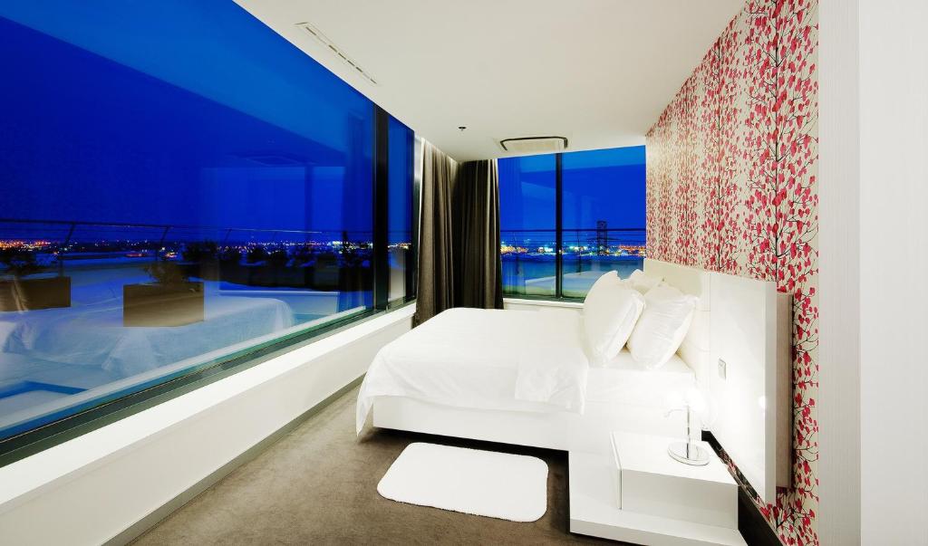 Hotel NH Bratislava Gate One ****