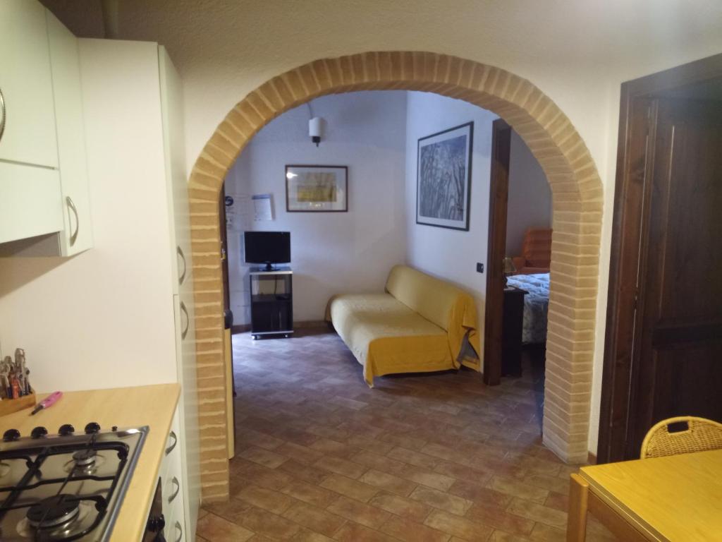 - un salon avec un canapé et une voûte dans l'établissement Agriturismo La Fornace di Rossi Stefano, à Belvedere