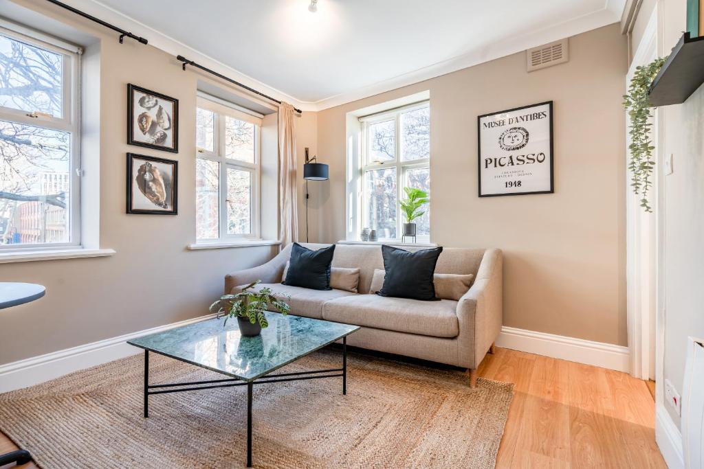 uma sala de estar com um sofá e uma mesa em Be London - Covent Garden Residences em Londres