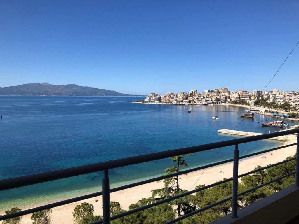 einen Balkon mit Strandblick in der Unterkunft Genci Seaview Apartaments@AlbaResidence in Sarandë