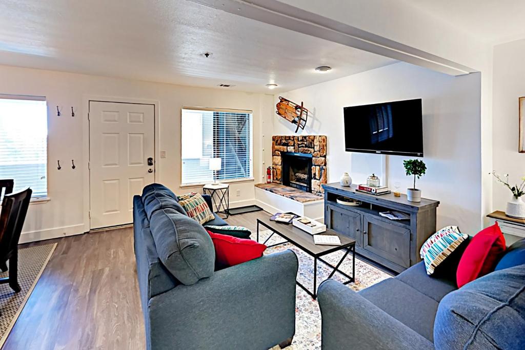 ein Wohnzimmer mit 2 Sofas und einem TV in der Unterkunft Boulder Condo N in Stateline