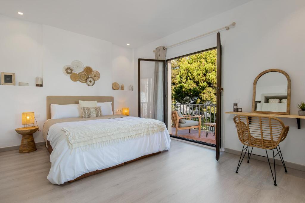 sypialnia z łóżkiem i przesuwanymi drzwiami szklanymi w obiekcie Luminoso apartamento en Andalucía del Mar w Marbelli
