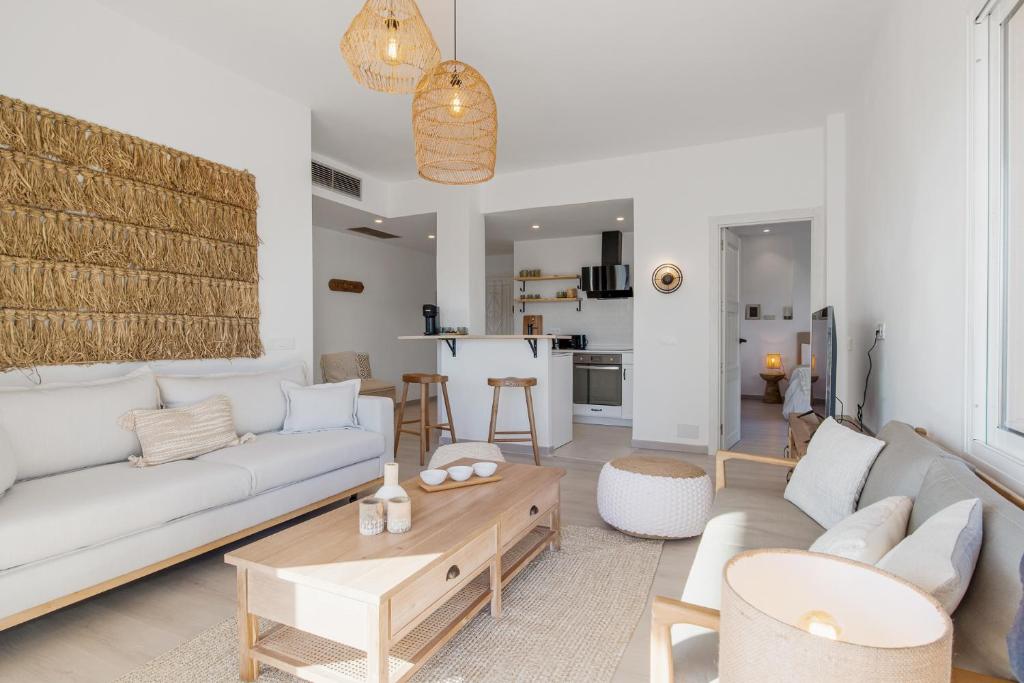 salon z kanapą i stołem w obiekcie Luminoso apartamento en Andalucía del Mar w Marbelli