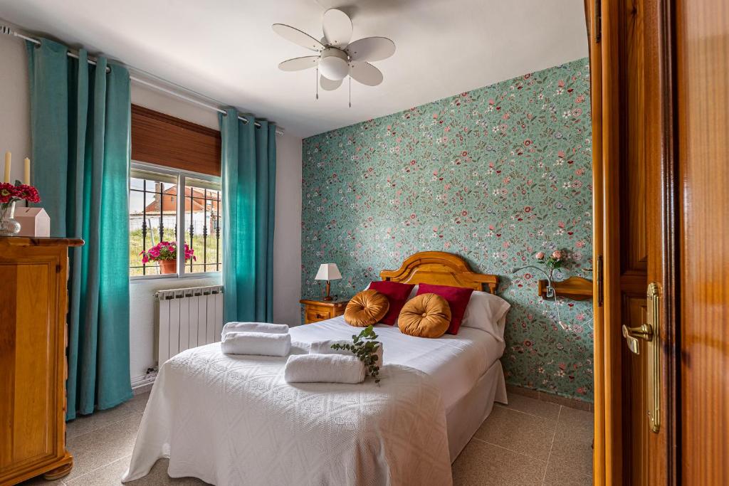 1 dormitorio con 1 cama con toallas en BNBHolder La Casa de los Abuelos TITULCIA, en Titulcia