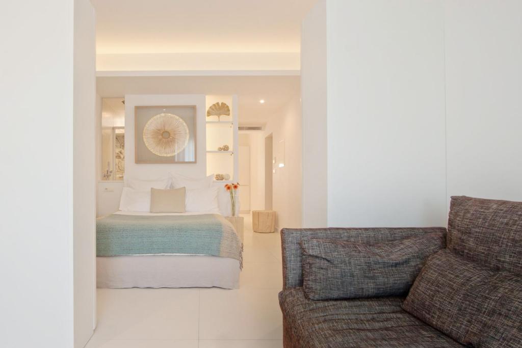 a living room with a bed and a couch at Studio cozy sur la Marina de Bonifacio in Bonifacio