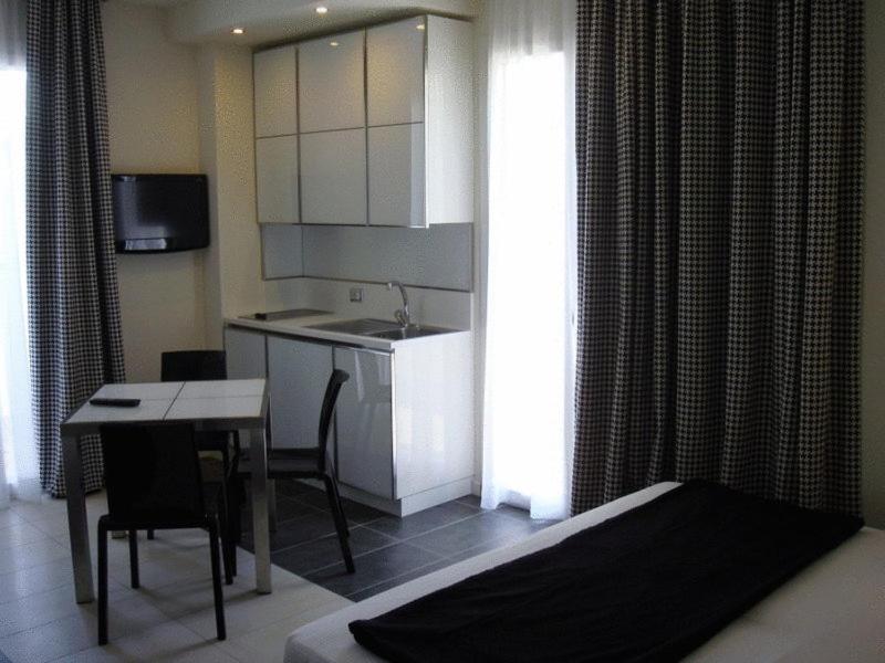 Kuchyň nebo kuchyňský kout v ubytování Atmosphere Suite Hotel
