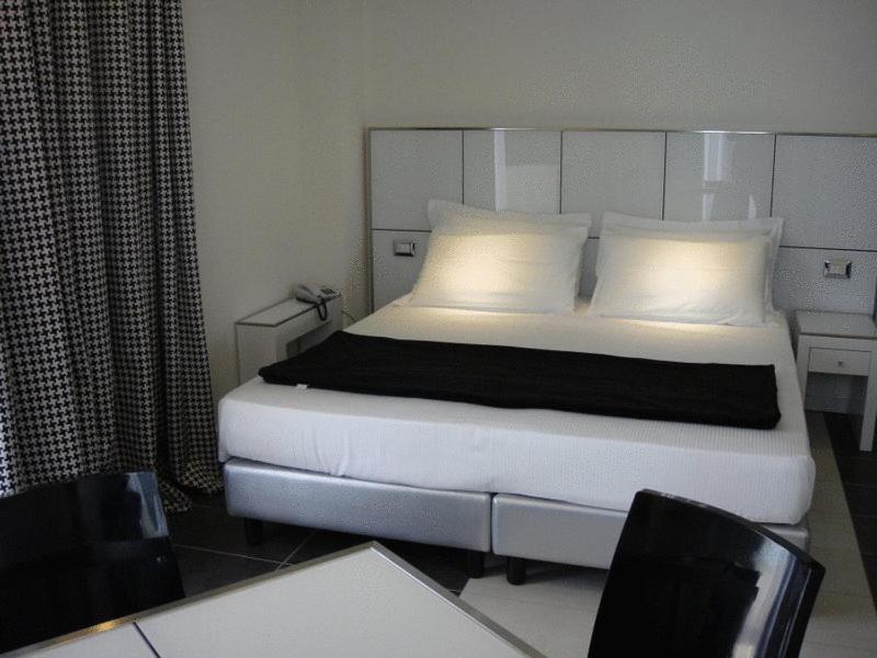 Postel nebo postele na pokoji v ubytování Atmosphere Suite Hotel