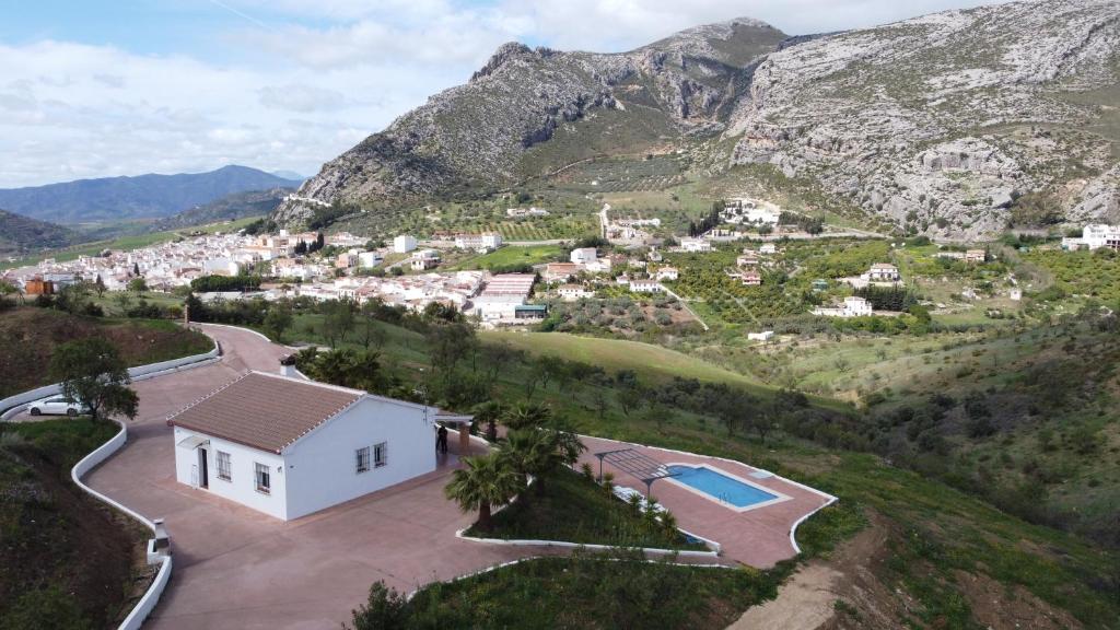 eine Luftansicht eines Hauses in einem Berg in der Unterkunft Casa Gala - Caminito del Rey in Málaga