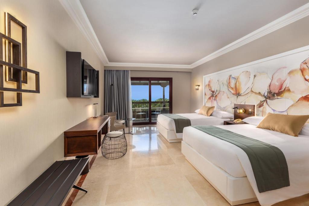Una cama o camas en una habitación de Lopesan Costa Meloneras Resort & Spa