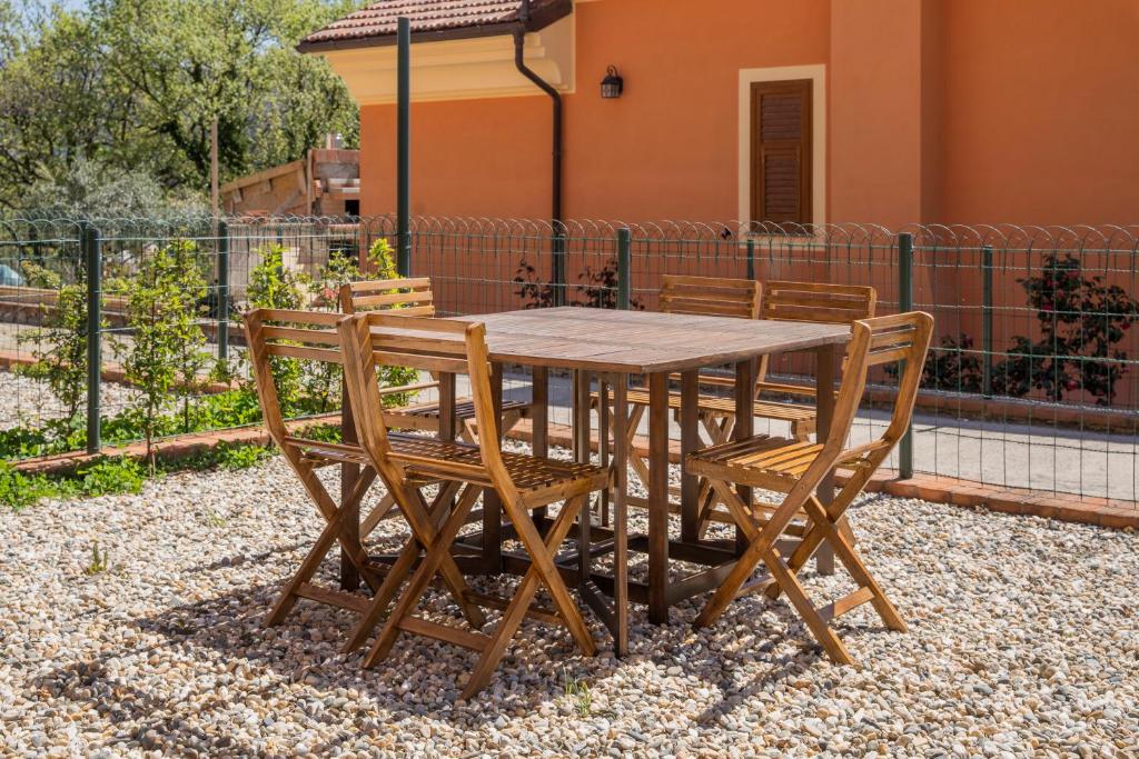 044 - Villetta LUSSUOSA con 2 camere da letto con Giardino 15 minuti dal Mare